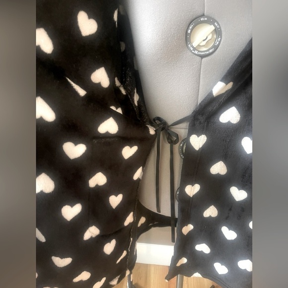 Sleep Riot Soft Cozy Bathrobe Size Small Black w White Hearts Hood Belt Pockets - Picture 5 of 8